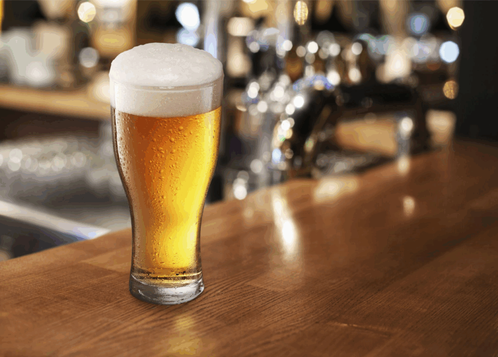 La bière sans alcool n'est plus cette alternative fade que l'on boudait par le passé. Désormais, elle s'impose comme une véritable alliée bien-être, séduisant aussi bien les sportifs que les personnes soucieuses de leur santé. D'ailleurs, de nombreux magazines spécialisés comme WomensLifestyle mettent régulièrement en avant ces nouvelles tendances bien-être qui révolutionnent nos habitudes. Mais quels sont réellement les bienfaits de la bière sans alcool ? Entre apports nutritionnels surprenants, impact positif sur le sommeil et vertus pour la récupération musculaire, cette boisson mérite qu'on s'y attarde. Contrairement aux idées reçues, la bière sans alcool conserve une grande partie des nutriments de sa version alcoolisée, tout en éliminant les effets néfastes de l'éthanol. Vitamines B, minéraux essentiels, antioxydants... Découvrons ensemble pourquoi cette boisson gagne à être connue et comment elle peut s'intégrer dans un mode de vie équilibré. Un concentré de nutriments essentiels pour votre organisme Des vitamines B pour soutenir votre système nerveux La bière sans alcool constitue une source intéressante de vitamines du groupe B, particulièrement importantes pour le bon fonctionnement de notre organisme. Ces vitamines participent activement au métabolisme énergétique, à la santé de la peau et à la gestion du stress. Selon certaines études, les buveurs réguliers de bière sans alcool présentent une augmentation de 30% de leur taux de vitamine B6, un nutriment crucial pour le système nerveux. La vitamine B6 joue un rôle clé dans la synthèse des neurotransmetteurs comme la sérotonine, directement liée à notre humeur et notre bien-être mental. Le processus de fermentation avec des levures spécifiques permet de préserver, voire d'enrichir, la teneur en vitamines B de la boisson finale. Cette richesse nutritionnelle fait de la bière sans alcool bien plus qu'une simple alternative : c'est un véritable cocktail de bienfaits pour votre énergie quotidienne. Calcium, potassium et magnésium : un trio gagnant Les minéraux contenus dans la bière sans alcool méritent une attention particulière. Le calcium et le potassium, présents en quantités significatives, sont essentiels pour maintenir des os solides et optimiser le fonctionnement du système nerveux. Ces minéraux proviennent directement des céréales utilisées dans le brassage, notamment l'orge et le blé. Le magnésium, souvent déficitaire dans notre alimentation moderne, trouve ici une source intéressante. Ce minéral participe à plus de 300 réactions enzymatiques dans notre corps et joue un rôle crucial dans la récupération musculaire. Pour les sportifs, cette teneur en magnésium peut contribuer à réduire les crampes et améliorer les performances. L'association de ces trois minéraux crée une synergie bénéfique : le calcium renforce la structure osseuse, le potassium régule la pression artérielle et maintient l'équilibre hydrique, tandis que le magnésium favorise la détente musculaire et nerveuse. Des bienfaits surprenants pour votre santé cardiovasculaire Un allié pour réguler la tension artérielle La bière sans alcool peut jouer un rôle positif dans la régulation de la tension artérielle, grâce à sa teneur en potassium et à l'absence d'alcool. Ce minéral aide à contrebalancer les effets du sodium, souvent trop présent dans notre alimentation, et contribue à la relaxation des parois vasculaires. L'absence d'éthanol élimine les risques d'hypertension liés à la consommation d'alcool, tout en conservant les composés bénéfiques du houblon. Cette caractéristique en fait une option intéressante pour les personnes surveillant leur tension artérielle ou souffrant d'hypertension légère. Des études suggèrent que la consommation modérée de bière sans alcool pourrait s'intégrer dans une approche globale de prévention cardiovasculaire, associée bien sûr à une alimentation équilibrée et à une activité physique régulière. Les propriétés du houblon : xanthohumol et myrcène Le houblon, ingrédient emblématique de la bière, conserve ses propriétés dans la version sans alcool. Il contient des substances actives comme le xanthohumol et le myrcène, aux vertus antioxydantes et relaxantes reconnues. Le xanthohumol, un flavonoïde présent uniquement dans le houblon, présente des propriétés anti-inflammatoires et pourrait contribuer à la protection cellulaire. Le myrcène, quant à lui, est reconnu pour ses effets sédatifs légers, expliquant en partie pourquoi la bière sans alcool peut favoriser la détente et améliorer la qualité du sommeil. Ces composés naturels font de la bière sans alcool une boisson aux propriétés antioxydantes naturelles, aidant à lutter contre le stress oxydatif responsable du vieillissement cellulaire prématuré. Un atout précieux pour les sportifs et la récupération Hydratation et récupération musculaire optimisées Pour les sportifs, la bière sans alcool représente une option de récupération intéressante. Sa composition en minéraux comme le potassium et le magnésium en fait une boisson qui réhydrate aussi efficacement qu'une boisson isotonique traditionnelle. La récupération musculaire se trouve améliorée grâce à cet apport minéral équilibré. Le potassium aide à restaurer l'équilibre électrolytique après l'effort, tandis que le magnésium contribue à réduire les courbatures et favorise la relaxation des fibres musculaires. Contrairement aux boissons sportives industrielles, souvent riches en sucres ajoutés et en additifs, la bière sans alcool offre une alternative plus naturelle pour récupérer après l'exercice, avec un apport calorique réduit de 30 à 40% par rapport à la bière traditionnelle. Une boisson moins calorique mais nutritive L'un des avantages majeurs de la bière sans alcool réside dans son faible apport calorique. Avec une réduction de 30 à 40% des calories par rapport à la bière classique, elle permet de profiter du goût et des bienfaits nutritionnels sans l'apport énergétique excessif de l'alcool. Cette caractéristique la rend compatible avec une démarche de contrôle du poids, tout en apportant des nutriments intéressants. Les fibres provenant des céréales contribuent également à la satiété et au bon fonctionnement du transit intestinal. Pour les personnes actives qui souhaitent maintenir leur poids de forme tout en bénéficiant d'une boisson rafraîchissante et nutritive après l'effort, la bière sans alcool constitue un excellent compromis. Impact positif sur le sommeil et la digestion Les vertus relaxantes pour un sommeil de qualité Les composés du houblon, particulièrement le myrcène, confèrent à la bière sans alcool des propriétés relaxantes naturelles. Ces substances peuvent contribuer à améliorer la qualité du sommeil en favorisant la détente et en aidant à l'endormissement. Contrairement à l'alcool qui perturbe les cycles du sommeil, la bière sans alcool permet de bénéficier des effets apaisants du houblon sans les inconvénients de l'éthanol. Elle peut donc s'intégrer dans une routine du soir, contribuant à créer un état de relaxation propice au repos. Cette propriété en fait une alternative intéressante aux tisanes traditionnelles pour les personnes qui apprécient le goût de la bière mais souhaitent éviter l'alcool en soirée. L'effet peut être particulièrement appréciable après une journée stressante ou une séance de sport intensive. Des fibres bénéfiques pour votre microbiote La bière sans alcool contient des fibres provenant des céréales, notamment des bêta-glucanes issus de l'orge. Ces fibres solubles présentent des propriétés prébiotiques, nourrissant les bonnes bactéries de notre microbiote intestinal. Un microbiote équilibré contribue non seulement à une meilleure digestion, mais influence également notre immunité, notre humeur et même notre poids. Les fibres de la bière sans alcool participent donc à cet écosystème intestinal complexe. De plus, ces fibres contribuent à la sensation de satiété et peuvent aider à réguler la glycémie en ralentissant l'absorption des sucres. Cette action bénéfique sur la digestion fait de la bière sans alcool un choix judicieux pour accompagner un repas ou se désaltérer en fin de journée. Consommation adaptée selon vos besoins spécifiques Grossesse, diabète et situations particulières La bière sans alcool présente l'avantage d'être compatible avec certaines situations particulières où l'alcool est déconseillé. Pour les femmes enceintes, elle offre une alternative permettant de participer aux moments conviviaux sans risque pour le bébé, tout en bénéficiant des apports nutritionnels de la boisson. Les personnes diabétiques peuvent également s'y intéresser, car la plupart des bières sans alcool présentent un taux de sucre modéré et un index glycémique plus bas que de nombreuses autres boissons. Cependant, il convient de vérifier les étiquettes, car certaines marques ajoutent des sucres pour compenser l'absence d'alcool. Il est important de noter qu'en France, une bière sans alcool doit présenter un titre alcoolique inférieur à 1,2°. Cette faible teneur résiduelle est généralement sans conséquence, mais les personnes suivant un régime strictement sans alcool doivent en tenir compte. Comment bien choisir sa bière sans alcool Critères Points d'attention Conseils pratiques Procédé de fabrication Désalcoolisation à froid, osmose inverse Privilégier les méthodes préservant les nutriments Composition Éviter les sucres ajoutés excessifs Lire les étiquettes nutritionnelles Origine Bières artisanales vs industrielles Tester différentes marques pour trouver son goût Moment de consommation Après le sport, en soirée, pendant les repas Adapter selon vos objectifs (récupération, détente...) Pour maximiser les bienfaits, privilégiez les bières sans alcool issues de procédés de désalcoolisation préservant au mieux les nutriments originaux. Les méthodes à froid ou par osmose inverse sont généralement préférables à l'évaporation sous vide qui peut altérer certains composés. Précautions et points de vigilance à retenir Limitations et contre-indications Malgré ses nombreux atouts, la bière sans alcool n'est pas dénuée de précautions d'usage. Certaines personnes peuvent présenter des sensibilités au gluten contenu dans les céréales utilisées, bien que des versions sans gluten existent sur le marché. La teneur résiduelle en alcool, bien que faible (moins de 1,2°), peut poser problème aux personnes en sevrage alcoolique strict ou suivant certains traitements médicamenteux. Dans ces cas, il est préférable de consulter un professionnel de santé avant d'en consommer régulièrement. Enfin, comme pour toute boisson, la modération reste de mise. Une consommation excessive pourrait entraîner un apport calorique non négligeable et des déséquilibres nutritionnels, malgré les bienfaits intrinsèques du produit. Qualité et choix des marques La qualité varie considérablement d'une marque à l'autre. Certaines bières sans alcool contiennent des additifs ou des sucres ajoutés qui peuvent diminuer leur intérêt nutritionnel. Il est donc essentiel de comparer les compositions et de privilégier les produits les plus naturels possible. Les bières artisanales sans alcool gagnent du terrain et proposent souvent des profils nutritionnels plus intéressants que les versions industrielles. Elles utilisent fréquemment des méthodes de production plus respectueuses des nutriments originaux. Conclusion : une alternative moderne et bénéfique Les bienfaits de la bière sans alcool ne se limitent plus au simple plaisir gustatif sans les inconvénients de l'alcool. Cette boisson moderne s'impose comme une véritable alliée nutritionnelle, riche en vitamines B, minéraux essentiels et antioxydants naturels. Que vous soyez sportif en quête de récupération optimale, personne soucieuse de votre santé cardiovasculaire, ou simplement amateur du goût de la bière souhaitant éviter l'alcool, cette alternative mérite sa place dans une alimentation équilibrée. L'essentiel reste de choisir des produits de qualité, de varier les plaisirs et de consommer avec modération. La bière sans alcool ouvre ainsi de nouvelles perspectives pour concilier convivialité, plaisir et bien-être au quotidien. Avez-vous déjà testé la bière sans alcool dans votre routine bien-être ? N'hésitez pas à explorer les différentes variétés disponibles pour découvrir celle qui correspondra le mieux à vos goûts et vos objectifs santé.
