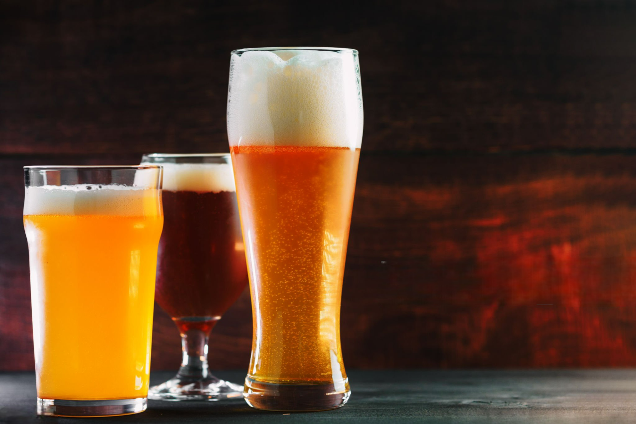 La bière sans alcool n'est plus cette alternative fade que l'on boudait par le passé. Désormais, elle s'impose comme une véritable alliée bien-être, séduisant aussi bien les sportifs que les personnes soucieuses de leur santé. D'ailleurs, de nombreux magazines spécialisés comme WomensLifestyle mettent régulièrement en avant ces nouvelles tendances bien-être qui révolutionnent nos habitudes. Mais quels sont réellement les bienfaits de la bière sans alcool ? Entre apports nutritionnels surprenants, impact positif sur le sommeil et vertus pour la récupération musculaire, cette boisson mérite qu'on s'y attarde. Contrairement aux idées reçues, la bière sans alcool conserve une grande partie des nutriments de sa version alcoolisée, tout en éliminant les effets néfastes de l'éthanol. Vitamines B, minéraux essentiels, antioxydants... Découvrons ensemble pourquoi cette boisson gagne à être connue et comment elle peut s'intégrer dans un mode de vie équilibré. Un concentré de nutriments essentiels pour votre organisme Des vitamines B pour soutenir votre système nerveux La bière sans alcool constitue une source intéressante de vitamines du groupe B, particulièrement importantes pour le bon fonctionnement de notre organisme. Ces vitamines participent activement au métabolisme énergétique, à la santé de la peau et à la gestion du stress. Selon certaines études, les buveurs réguliers de bière sans alcool présentent une augmentation de 30% de leur taux de vitamine B6, un nutriment crucial pour le système nerveux. La vitamine B6 joue un rôle clé dans la synthèse des neurotransmetteurs comme la sérotonine, directement liée à notre humeur et notre bien-être mental. Le processus de fermentation avec des levures spécifiques permet de préserver, voire d'enrichir, la teneur en vitamines B de la boisson finale. Cette richesse nutritionnelle fait de la bière sans alcool bien plus qu'une simple alternative : c'est un véritable cocktail de bienfaits pour votre énergie quotidienne. Calcium, potassium et magnésium : un trio gagnant Les minéraux contenus dans la bière sans alcool méritent une attention particulière. Le calcium et le potassium, présents en quantités significatives, sont essentiels pour maintenir des os solides et optimiser le fonctionnement du système nerveux. Ces minéraux proviennent directement des céréales utilisées dans le brassage, notamment l'orge et le blé. Le magnésium, souvent déficitaire dans notre alimentation moderne, trouve ici une source intéressante. Ce minéral participe à plus de 300 réactions enzymatiques dans notre corps et joue un rôle crucial dans la récupération musculaire. Pour les sportifs, cette teneur en magnésium peut contribuer à réduire les crampes et améliorer les performances. L'association de ces trois minéraux crée une synergie bénéfique : le calcium renforce la structure osseuse, le potassium régule la pression artérielle et maintient l'équilibre hydrique, tandis que le magnésium favorise la détente musculaire et nerveuse. Des bienfaits surprenants pour votre santé cardiovasculaire Un allié pour réguler la tension artérielle La bière sans alcool peut jouer un rôle positif dans la régulation de la tension artérielle, grâce à sa teneur en potassium et à l'absence d'alcool. Ce minéral aide à contrebalancer les effets du sodium, souvent trop présent dans notre alimentation, et contribue à la relaxation des parois vasculaires. L'absence d'éthanol élimine les risques d'hypertension liés à la consommation d'alcool, tout en conservant les composés bénéfiques du houblon. Cette caractéristique en fait une option intéressante pour les personnes surveillant leur tension artérielle ou souffrant d'hypertension légère. Des études suggèrent que la consommation modérée de bière sans alcool pourrait s'intégrer dans une approche globale de prévention cardiovasculaire, associée bien sûr à une alimentation équilibrée et à une activité physique régulière. Les propriétés du houblon : xanthohumol et myrcène Le houblon, ingrédient emblématique de la bière, conserve ses propriétés dans la version sans alcool. Il contient des substances actives comme le xanthohumol et le myrcène, aux vertus antioxydantes et relaxantes reconnues. Le xanthohumol, un flavonoïde présent uniquement dans le houblon, présente des propriétés anti-inflammatoires et pourrait contribuer à la protection cellulaire. Le myrcène, quant à lui, est reconnu pour ses effets sédatifs légers, expliquant en partie pourquoi la bière sans alcool peut favoriser la détente et améliorer la qualité du sommeil. Ces composés naturels font de la bière sans alcool une boisson aux propriétés antioxydantes naturelles, aidant à lutter contre le stress oxydatif responsable du vieillissement cellulaire prématuré. Un atout précieux pour les sportifs et la récupération Hydratation et récupération musculaire optimisées Pour les sportifs, la bière sans alcool représente une option de récupération intéressante. Sa composition en minéraux comme le potassium et le magnésium en fait une boisson qui réhydrate aussi efficacement qu'une boisson isotonique traditionnelle. La récupération musculaire se trouve améliorée grâce à cet apport minéral équilibré. Le potassium aide à restaurer l'équilibre électrolytique après l'effort, tandis que le magnésium contribue à réduire les courbatures et favorise la relaxation des fibres musculaires. Contrairement aux boissons sportives industrielles, souvent riches en sucres ajoutés et en additifs, la bière sans alcool offre une alternative plus naturelle pour récupérer après l'exercice, avec un apport calorique réduit de 30 à 40% par rapport à la bière traditionnelle. Une boisson moins calorique mais nutritive L'un des avantages majeurs de la bière sans alcool réside dans son faible apport calorique. Avec une réduction de 30 à 40% des calories par rapport à la bière classique, elle permet de profiter du goût et des bienfaits nutritionnels sans l'apport énergétique excessif de l'alcool. Cette caractéristique la rend compatible avec une démarche de contrôle du poids, tout en apportant des nutriments intéressants. Les fibres provenant des céréales contribuent également à la satiété et au bon fonctionnement du transit intestinal. Pour les personnes actives qui souhaitent maintenir leur poids de forme tout en bénéficiant d'une boisson rafraîchissante et nutritive après l'effort, la bière sans alcool constitue un excellent compromis. Impact positif sur le sommeil et la digestion Les vertus relaxantes pour un sommeil de qualité Les composés du houblon, particulièrement le myrcène, confèrent à la bière sans alcool des propriétés relaxantes naturelles. Ces substances peuvent contribuer à améliorer la qualité du sommeil en favorisant la détente et en aidant à l'endormissement. Contrairement à l'alcool qui perturbe les cycles du sommeil, la bière sans alcool permet de bénéficier des effets apaisants du houblon sans les inconvénients de l'éthanol. Elle peut donc s'intégrer dans une routine du soir, contribuant à créer un état de relaxation propice au repos. Cette propriété en fait une alternative intéressante aux tisanes traditionnelles pour les personnes qui apprécient le goût de la bière mais souhaitent éviter l'alcool en soirée. L'effet peut être particulièrement appréciable après une journée stressante ou une séance de sport intensive. Des fibres bénéfiques pour votre microbiote La bière sans alcool contient des fibres provenant des céréales, notamment des bêta-glucanes issus de l'orge. Ces fibres solubles présentent des propriétés prébiotiques, nourrissant les bonnes bactéries de notre microbiote intestinal. Un microbiote équilibré contribue non seulement à une meilleure digestion, mais influence également notre immunité, notre humeur et même notre poids. Les fibres de la bière sans alcool participent donc à cet écosystème intestinal complexe. De plus, ces fibres contribuent à la sensation de satiété et peuvent aider à réguler la glycémie en ralentissant l'absorption des sucres. Cette action bénéfique sur la digestion fait de la bière sans alcool un choix judicieux pour accompagner un repas ou se désaltérer en fin de journée. Consommation adaptée selon vos besoins spécifiques Grossesse, diabète et situations particulières La bière sans alcool présente l'avantage d'être compatible avec certaines situations particulières où l'alcool est déconseillé. Pour les femmes enceintes, elle offre une alternative permettant de participer aux moments conviviaux sans risque pour le bébé, tout en bénéficiant des apports nutritionnels de la boisson. Les personnes diabétiques peuvent également s'y intéresser, car la plupart des bières sans alcool présentent un taux de sucre modéré et un index glycémique plus bas que de nombreuses autres boissons. Cependant, il convient de vérifier les étiquettes, car certaines marques ajoutent des sucres pour compenser l'absence d'alcool. Il est important de noter qu'en France, une bière sans alcool doit présenter un titre alcoolique inférieur à 1,2°. Cette faible teneur résiduelle est généralement sans conséquence, mais les personnes suivant un régime strictement sans alcool doivent en tenir compte. Comment bien choisir sa bière sans alcool Critères Points d'attention Conseils pratiques Procédé de fabrication Désalcoolisation à froid, osmose inverse Privilégier les méthodes préservant les nutriments Composition Éviter les sucres ajoutés excessifs Lire les étiquettes nutritionnelles Origine Bières artisanales vs industrielles Tester différentes marques pour trouver son goût Moment de consommation Après le sport, en soirée, pendant les repas Adapter selon vos objectifs (récupération, détente...) Pour maximiser les bienfaits, privilégiez les bières sans alcool issues de procédés de désalcoolisation préservant au mieux les nutriments originaux. Les méthodes à froid ou par osmose inverse sont généralement préférables à l'évaporation sous vide qui peut altérer certains composés. Précautions et points de vigilance à retenir Limitations et contre-indications Malgré ses nombreux atouts, la bière sans alcool n'est pas dénuée de précautions d'usage. Certaines personnes peuvent présenter des sensibilités au gluten contenu dans les céréales utilisées, bien que des versions sans gluten existent sur le marché. La teneur résiduelle en alcool, bien que faible (moins de 1,2°), peut poser problème aux personnes en sevrage alcoolique strict ou suivant certains traitements médicamenteux. Dans ces cas, il est préférable de consulter un professionnel de santé avant d'en consommer régulièrement. Enfin, comme pour toute boisson, la modération reste de mise. Une consommation excessive pourrait entraîner un apport calorique non négligeable et des déséquilibres nutritionnels, malgré les bienfaits intrinsèques du produit. Qualité et choix des marques La qualité varie considérablement d'une marque à l'autre. Certaines bières sans alcool contiennent des additifs ou des sucres ajoutés qui peuvent diminuer leur intérêt nutritionnel. Il est donc essentiel de comparer les compositions et de privilégier les produits les plus naturels possible. Les bières artisanales sans alcool gagnent du terrain et proposent souvent des profils nutritionnels plus intéressants que les versions industrielles. Elles utilisent fréquemment des méthodes de production plus respectueuses des nutriments originaux. Conclusion : une alternative moderne et bénéfique Les bienfaits de la bière sans alcool ne se limitent plus au simple plaisir gustatif sans les inconvénients de l'alcool. Cette boisson moderne s'impose comme une véritable alliée nutritionnelle, riche en vitamines B, minéraux essentiels et antioxydants naturels. Que vous soyez sportif en quête de récupération optimale, personne soucieuse de votre santé cardiovasculaire, ou simplement amateur du goût de la bière souhaitant éviter l'alcool, cette alternative mérite sa place dans une alimentation équilibrée. L'essentiel reste de choisir des produits de qualité, de varier les plaisirs et de consommer avec modération. La bière sans alcool ouvre ainsi de nouvelles perspectives pour concilier convivialité, plaisir et bien-être au quotidien. Avez-vous déjà testé la bière sans alcool dans votre routine bien-être ? N'hésitez pas à explorer les différentes variétés disponibles pour découvrir celle qui correspondra le mieux à vos goûts et vos objectifs santé.