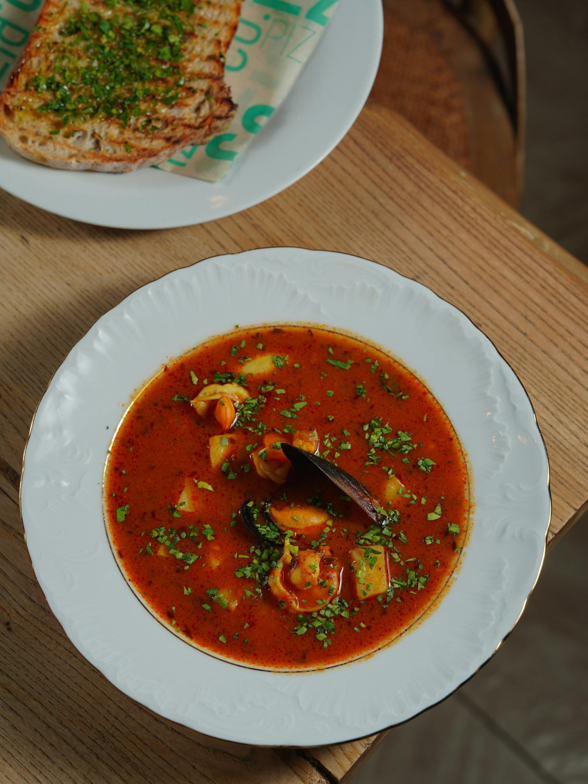 Pourquoi la bouillabaisse de Marseille est unique au monde